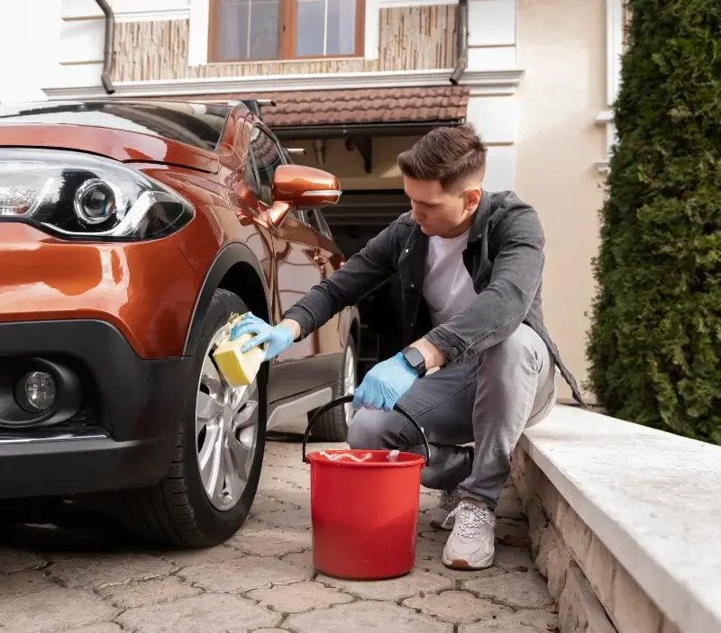 Lavage auto à domicile Saint-Paul-de-Jarrat : professionnel intervenant sur un véhicule
